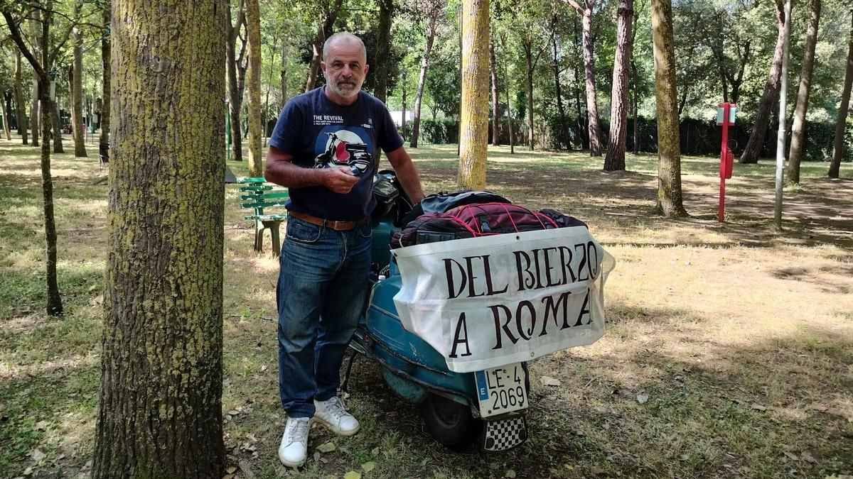 Santiago García, con su Vespa 160 durante el viaje entre Ponferrada y Roma. 