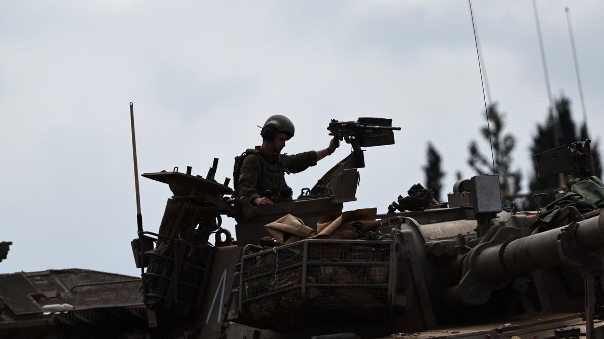 Un soldado israelí en territorio libanés, visto desde el otro lado de la frontera, el 6 de mayo de 2026.