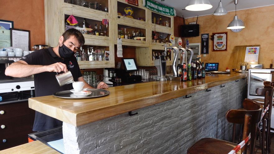 Imagen de archivo de un camarero sirviendo un café en un bar en Valladolid. EFE/ Nacho Gallego