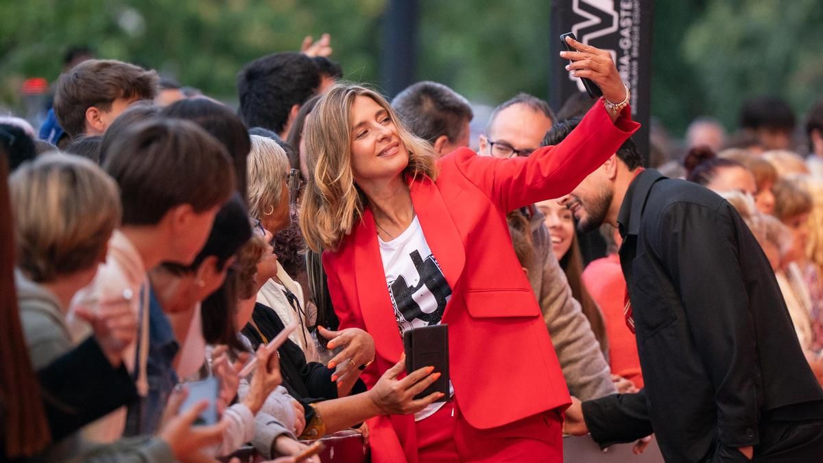 Sandra Barneda se toma una fotografía en la alfombra naranja del FesTVal