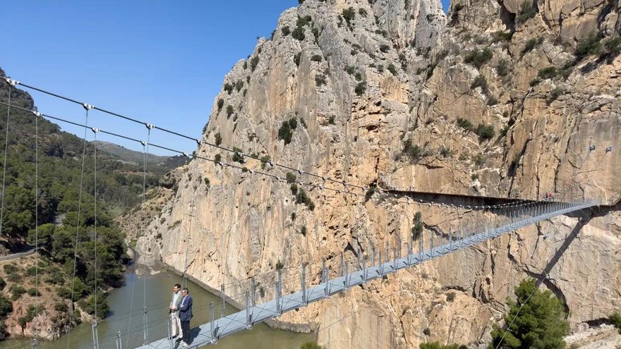 Es el puente colgante más largo de España y cruza un cañón sobre el agua a 50 metros de altura