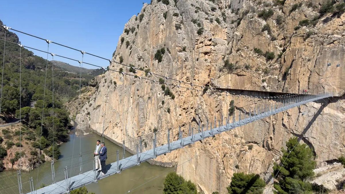 Es el puente colgante más largo de España y cruza un cañón sobre el agua a 50 metros de altura