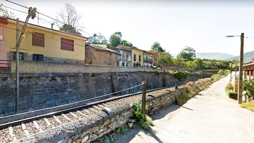 Paso del ferrocarril por el pueblo de Malvedo (Asturias). Imagen: Google Street Wiew.