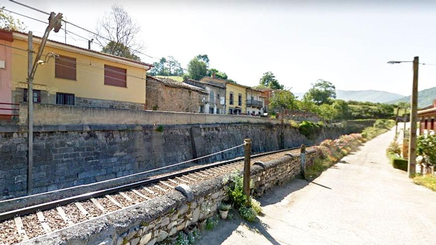 Paso del ferrocarril por el pueblo de Malvedo (Asturias). Imagen: Google Street Wiew.