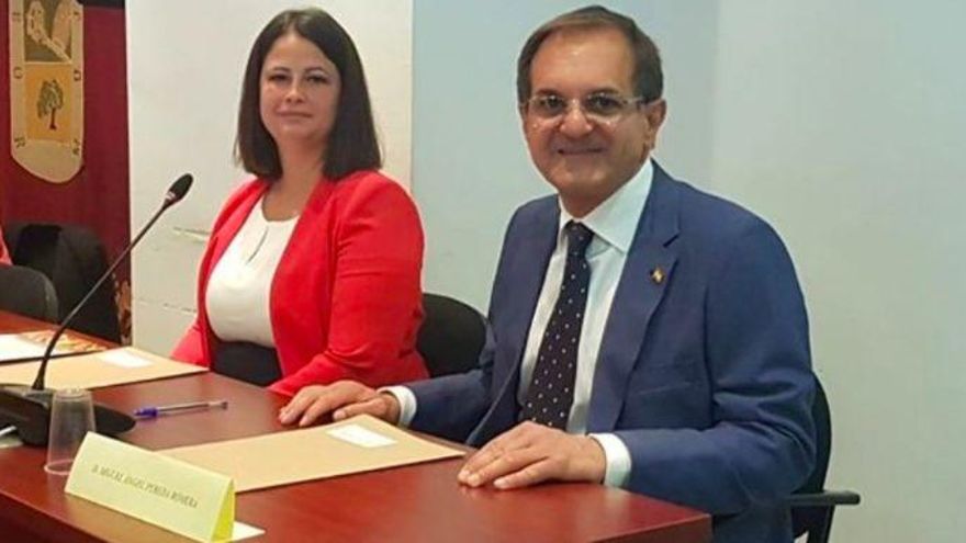 Vox "perdona" al concejal de un pueblo sevillano que usó una tarjeta del partido para gastos personales