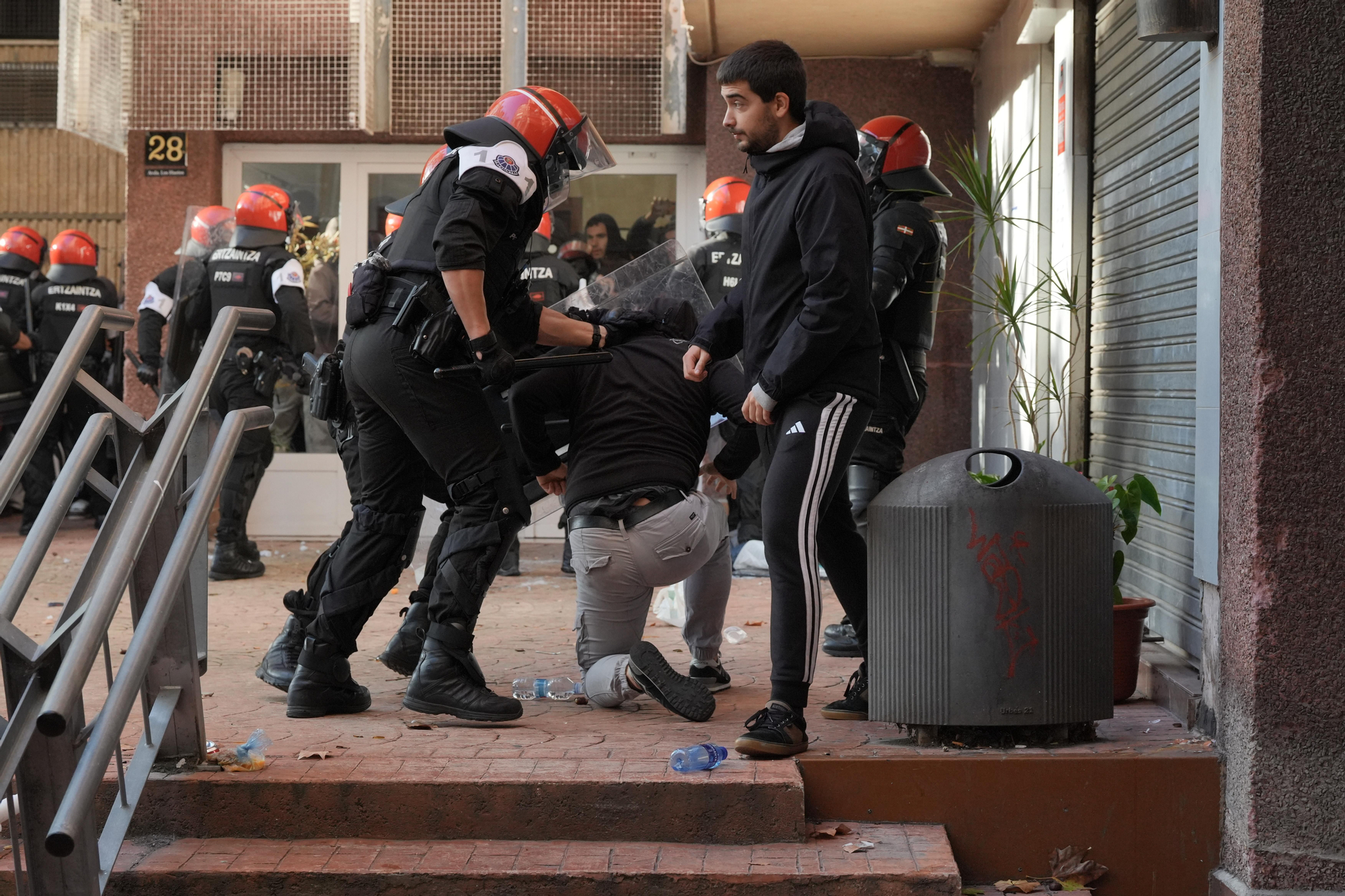 A su llegada, la Ertzaintza ha cargado en el entorno del portal y ha abierto luego un perímetro en torno a la vivienda