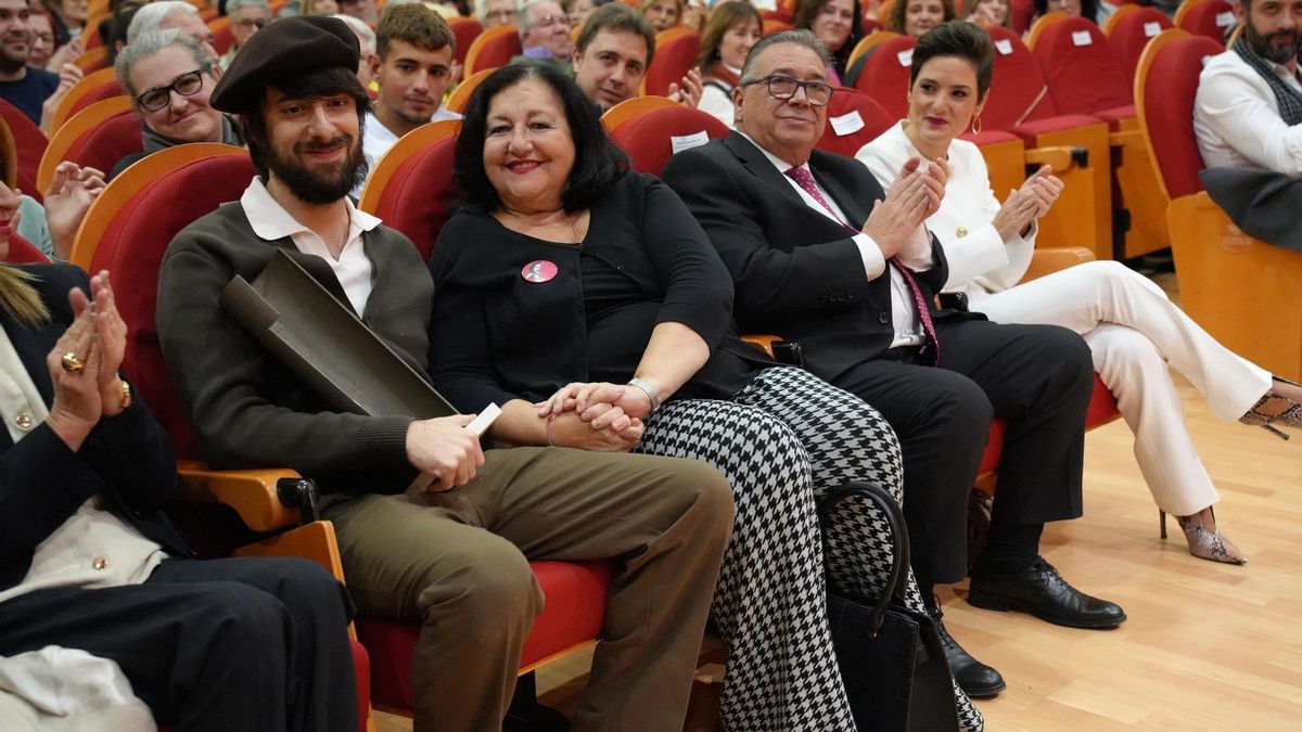 David Uclés recoge el XX Premio Dulce Chacón por 'La península de las casas vacías'