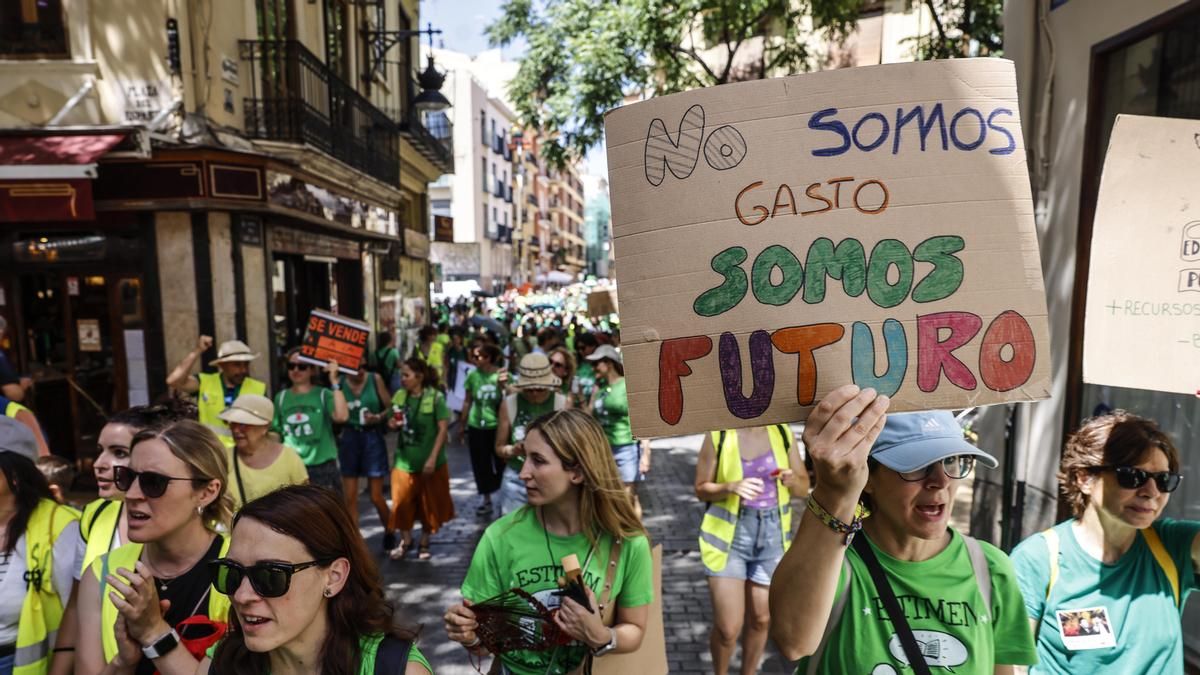 Varias personas durante una manifestación de los principales sindicatos docentes, a 4 de junio de 2026, en Valencia.