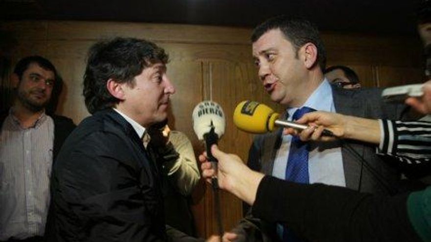 Saludo entre Samuel Folgueral y Carlos López Riesco al finalizar el pleno.