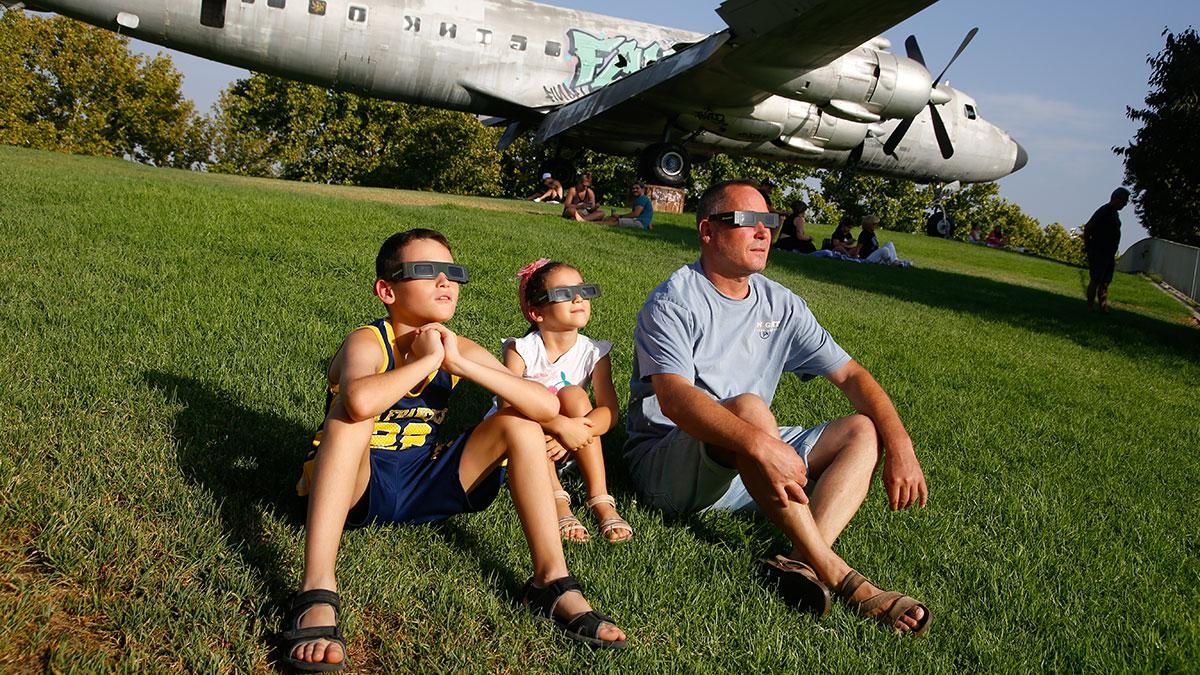 Los cordobeses se echan a la calle para ver el eclipse solar
