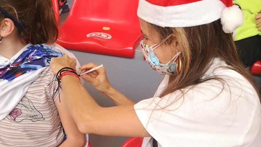 Los puntos de vacunación contra la COVID-19 continuarán activos durante las fiestas navideñas en Canarias