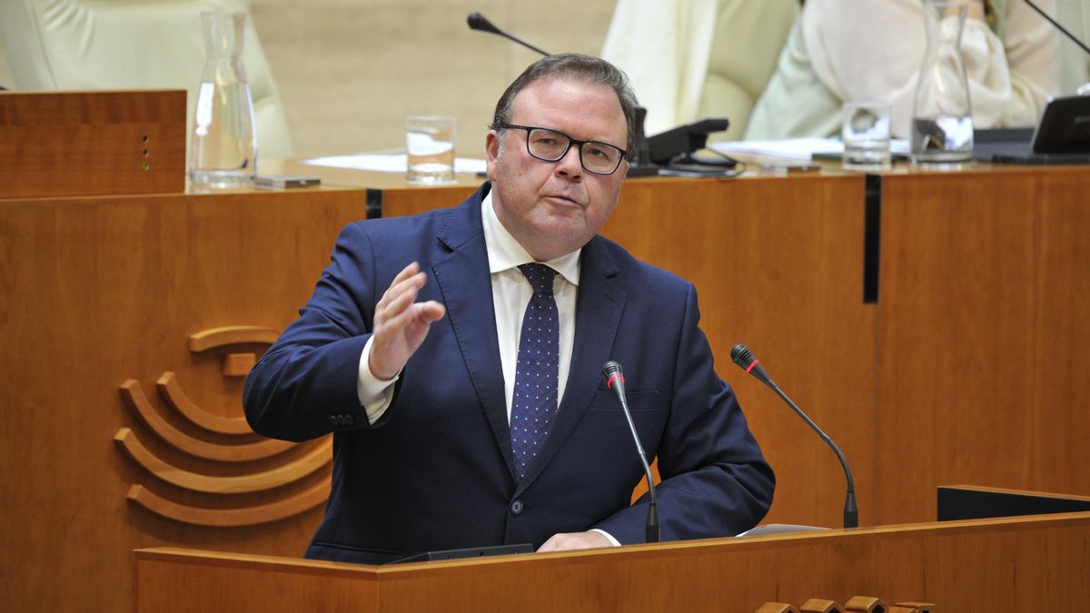Un diputado del PP acusa a las “feministas de izquierda” de estar “calladas como puertas” por Ceuta y el “catálogo de prostitutas de Ábalos”