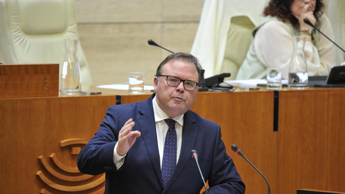 Un diputado del PP acusa a las “feministas de izquierda” de estar “calladas como puertas” por Ceuta y el “catálogo de prostitutas de Ábalos”