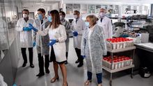 El presidente de la Generalitat, Ximo Puig, y la consellera de Sanidad, Ana Barceló, visitan los laboratorios Gamaser de Global Omnium.