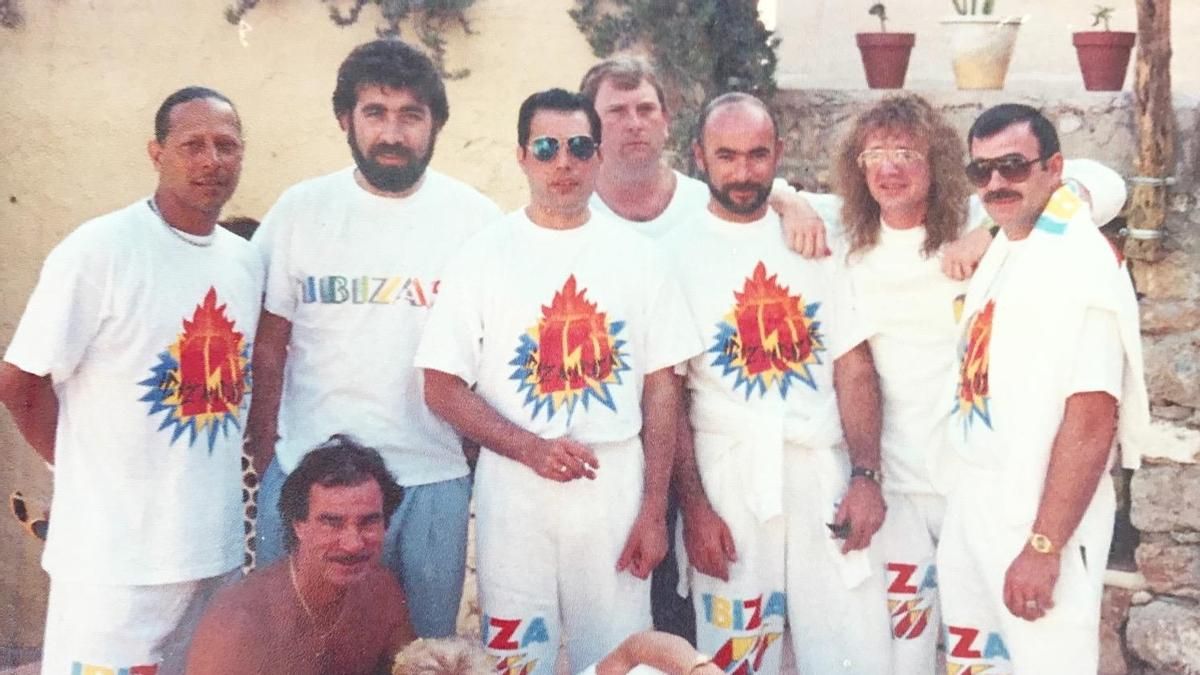 Tony Pike con Freddie Mercury y amigos en común, en el Pikes.