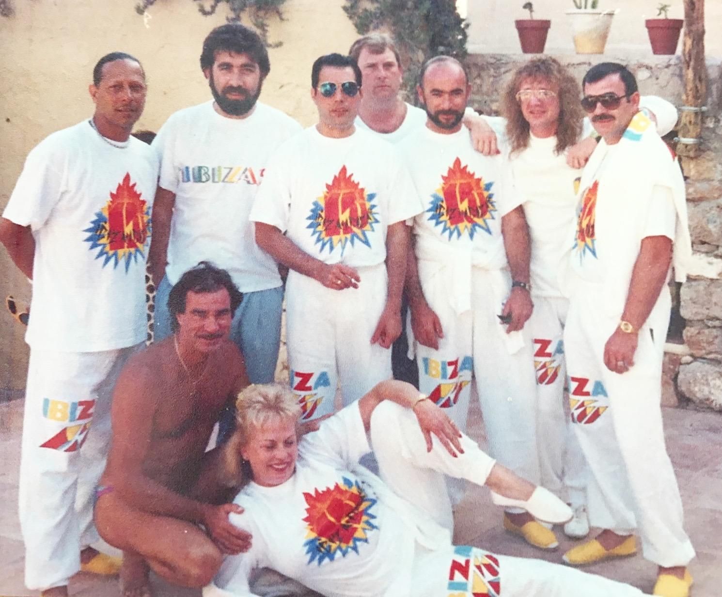 Tony Pike con Freddie Mercury y amigos en común, en el Pikes.