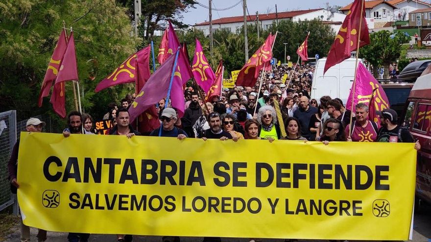 Cerca de 10.000 manifestantes claman contra convertir Cantabria en la 'Ibiza del norte': "Nuestra costa no se vende"