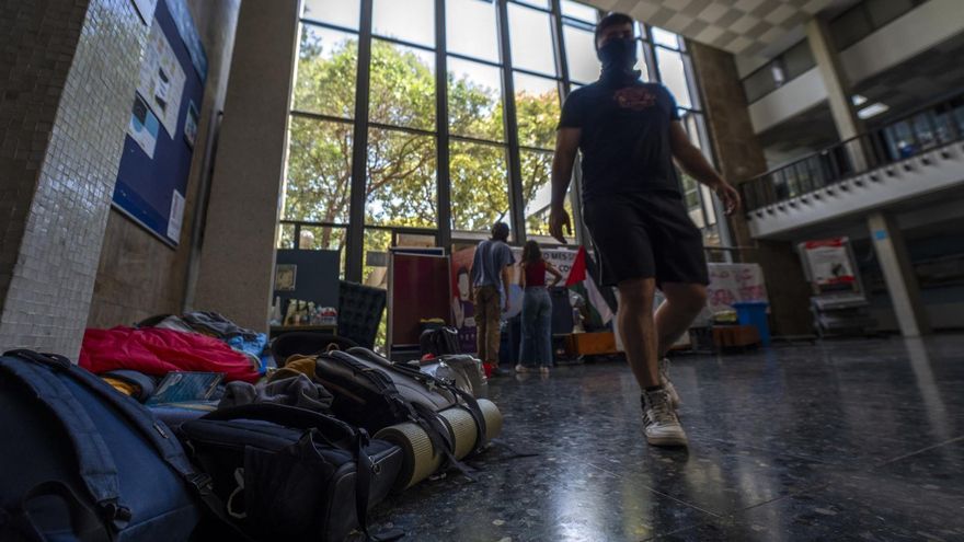 Los estudiantes propalestinos abandonan la facultad de Filosofía y levantan la acampada de la Univesitat de Valencia