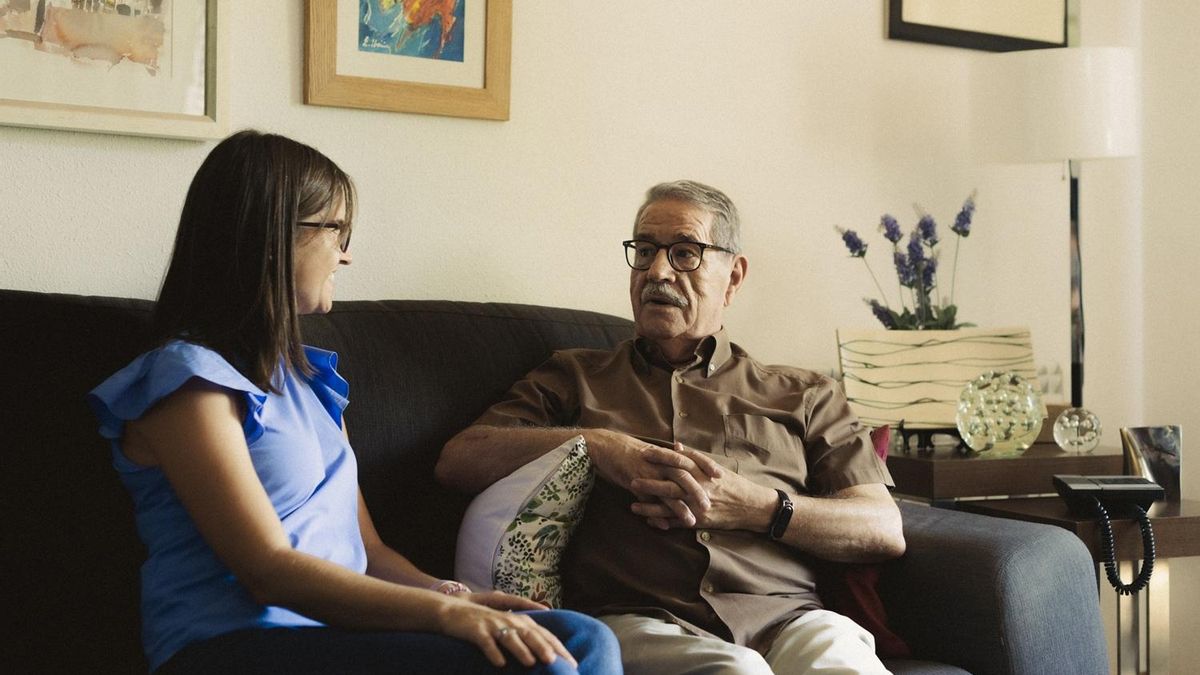 Una persona mayor charlando con una técnica del programa Siempre Acompañados de la Fundación ”la Caixa”