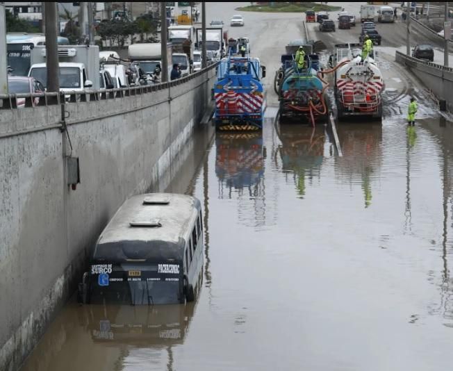 Una intensa lluvia en Lima inundó calles y afectó viviendas en el distrito de Villa El Salvador. Foto: Agencia Andina/Daniel Bracamonte