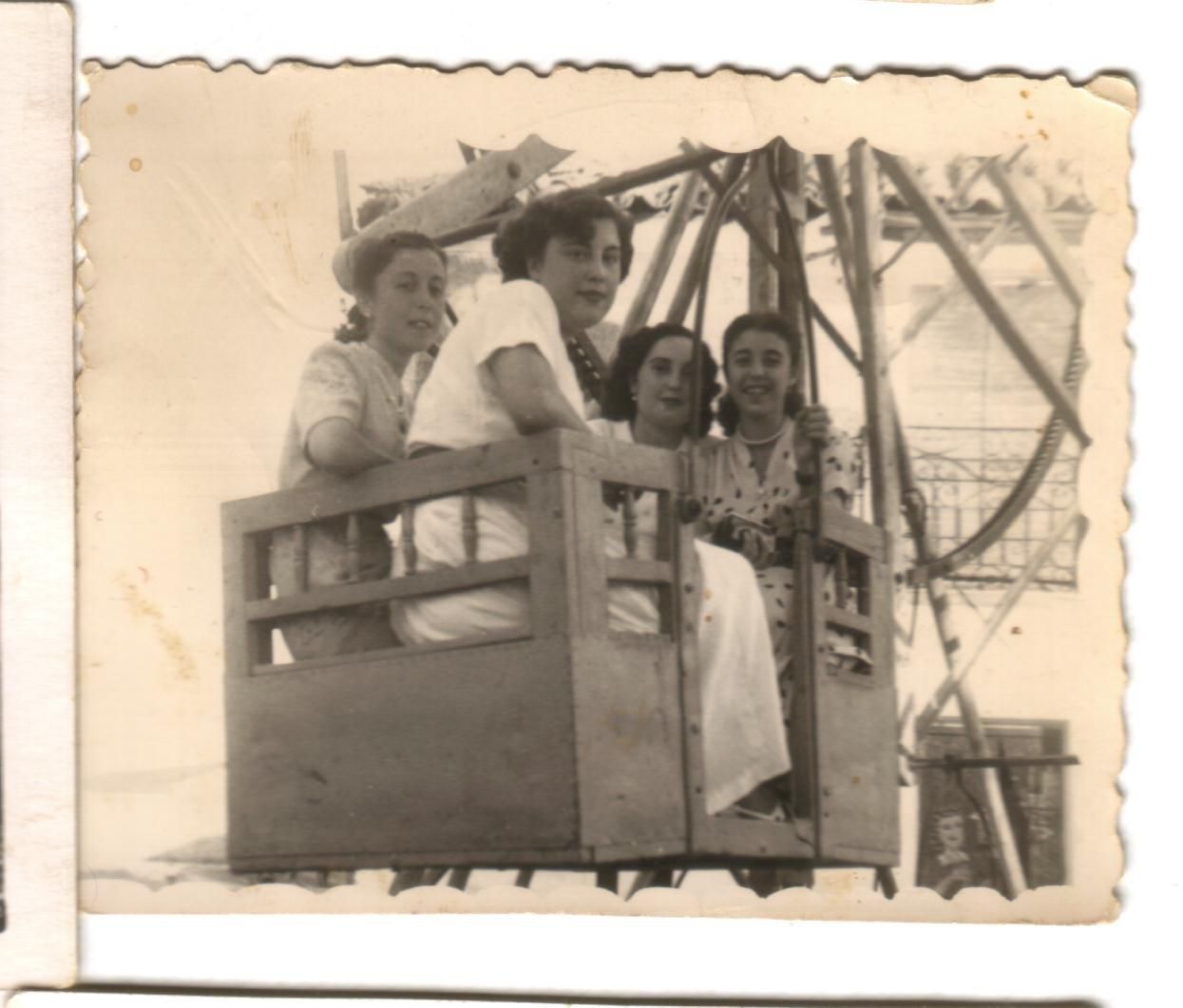 Amigas subidas en la noria durante las ferias de Ballesteros de Calatrava (Ciudad Real). Hacia 1950. Fondo Los Legados de la Tierra. Archivo de la Imagen de Castilla-La Mancha.