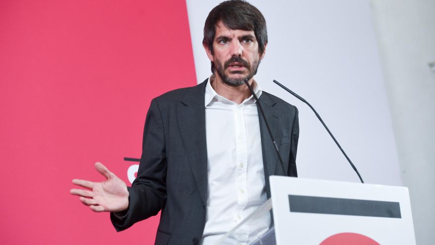 Archivo - El ministro de Cultura, Ernest Urtasun, durante una rueda de prensa de Sumar, en el Espacio Rastro, a 16 de junio de 2025, en Madrid (España).