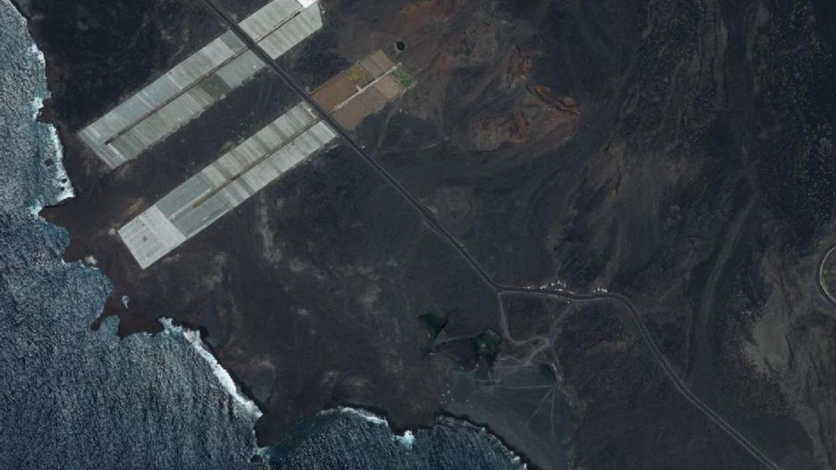 Imagen aérea de la zona de Fuencaliente donde pretende construirse el balneario de la Fuente Santa. En la instantánea pueden verse los invernaderos y la Playa de Echentive, donde irá la infraestructura