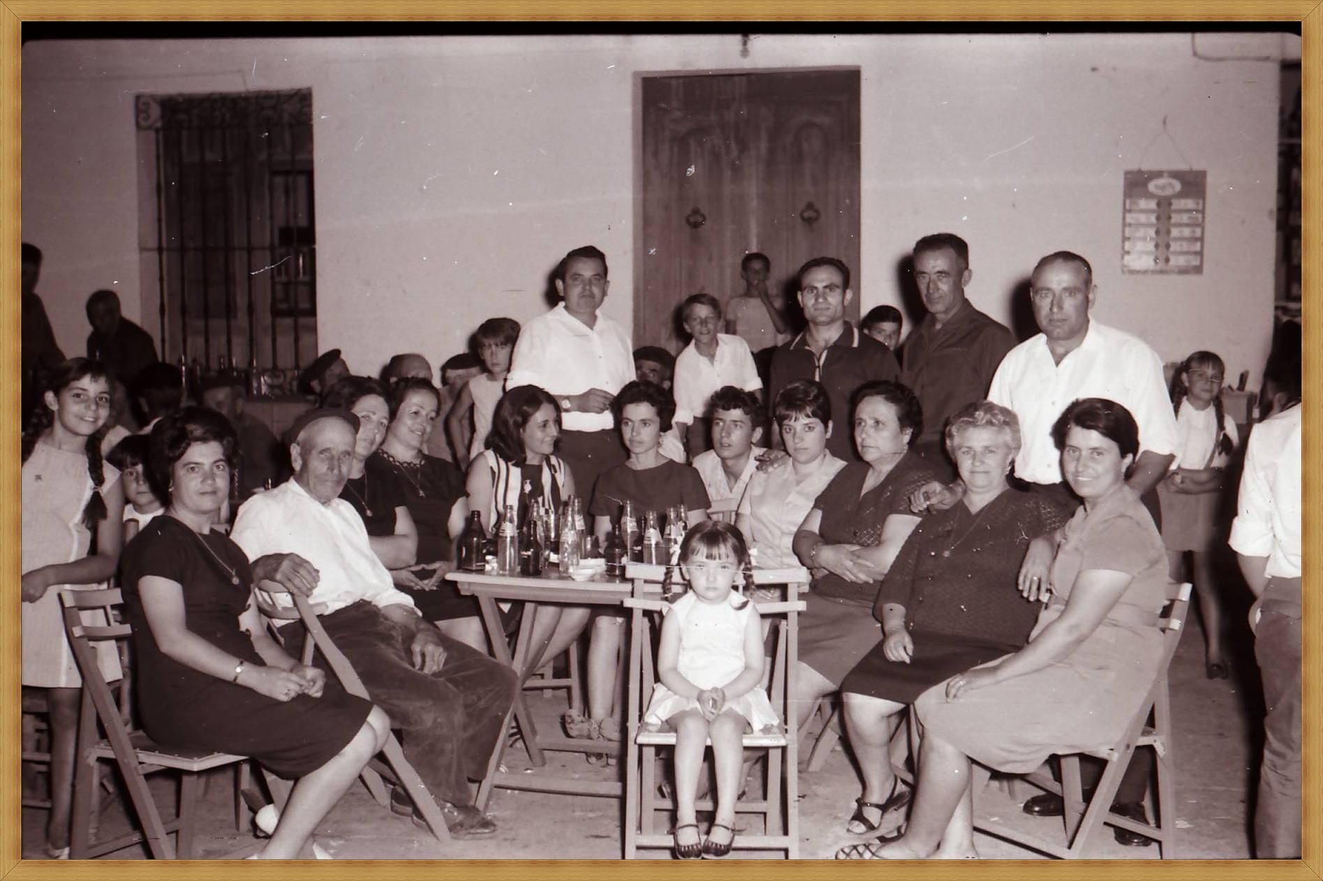 Cena familiar en la terraza de un bar durante una noche de verano. Años 60. Agudo (Ciudad Real). Fondo Los Legados de la Tierra. Archivo de la Imagen de Castilla-La Mancha.