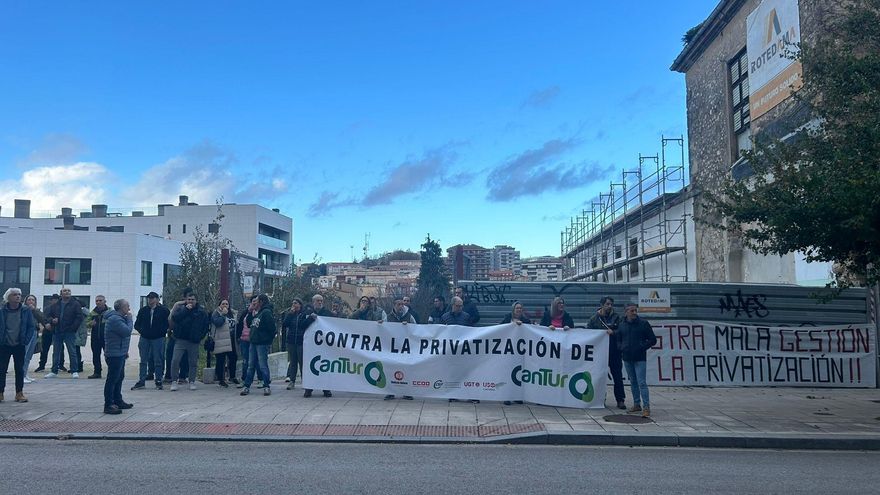 Trabajadores de Cantur protestan frente al Parlamento contra la privatización de los servicios de hostelería de Alto Campoo