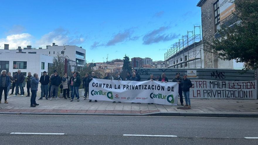 Trabajadores de Cantur protestan frente al Parlamento contra la privatización de los servicios de hostelería de Alto Campoo