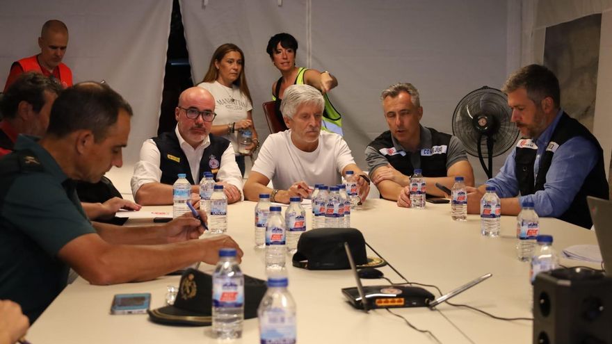 El ministro del Interior, Grande-Marlaska, participa en la reunión operativa del Puesto de Mando Avanzado de Cenicientos, en la Comunidad de Madrid, para conocer la evolución de los incendios.