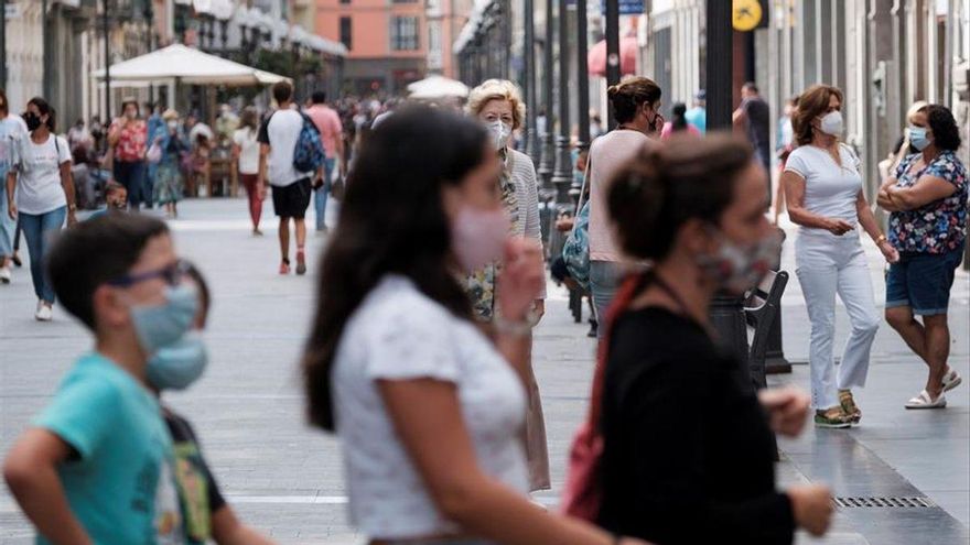 Gente con mascarillas en la calle Triana de Las Palmas de Gran Canaria