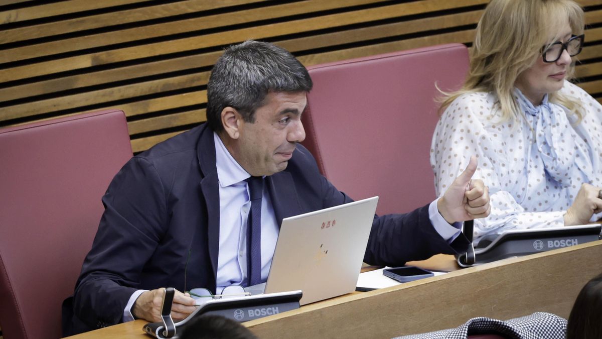 Mazón reaparece en las Corts tras dos meses y un día de vacaciones parlamentarias