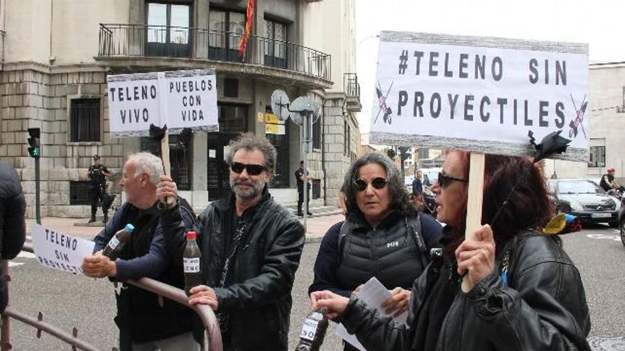 Una botella con el agua que sale por los grifos de pueblos de la zona. / C.J. Domínguez