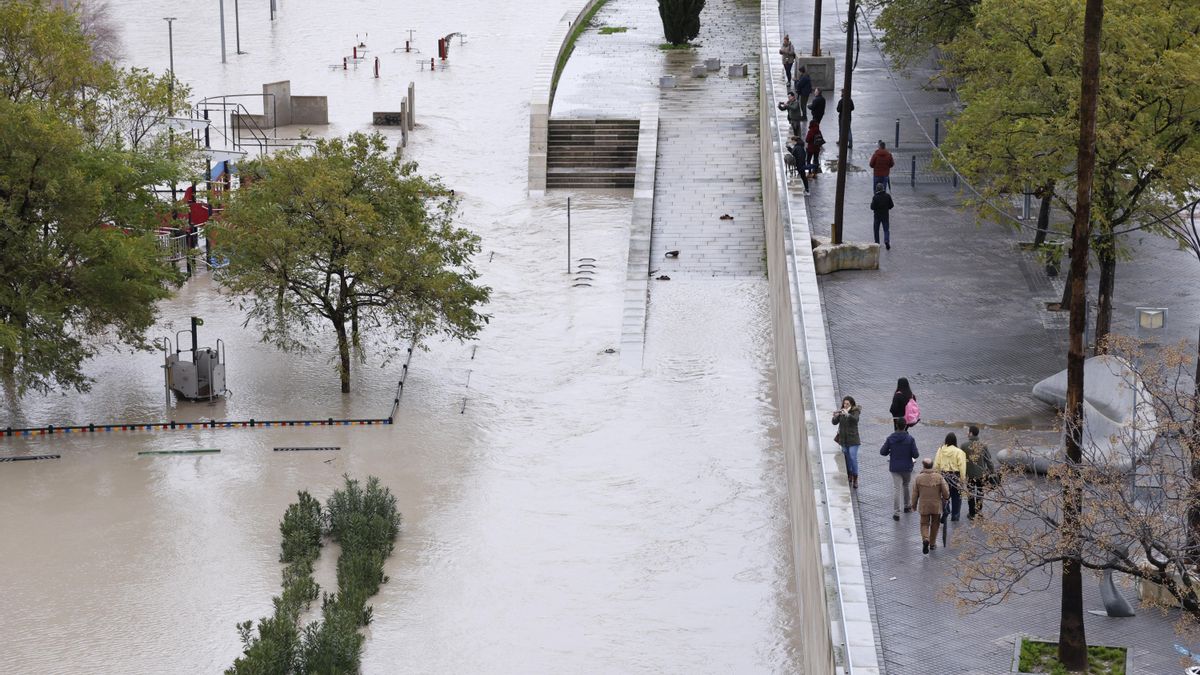 El río Guadalquivir aumenta su caudal a su paso por Córdoba