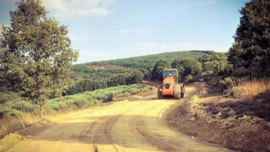 Una máquina pesada ejecutando la 'autopista' parcelaria que se denunció que afectaba al Camino de Santiago.