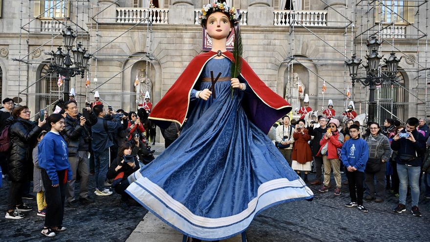 El baile de la 'geganta' de Santa Eulàlia en la Plaça Sant Jaume, en 2025