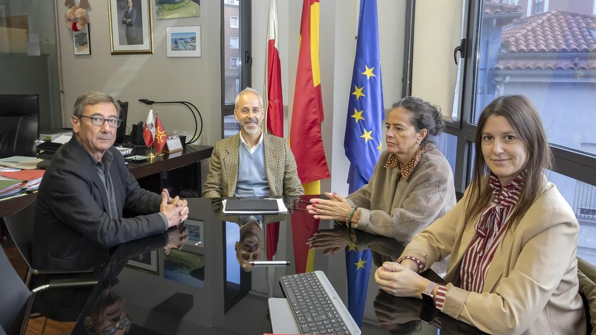La Consejería de Educación se compromete a estudiar soluciones para el transporte de estudiantes de Valles Pasiegos a la UC