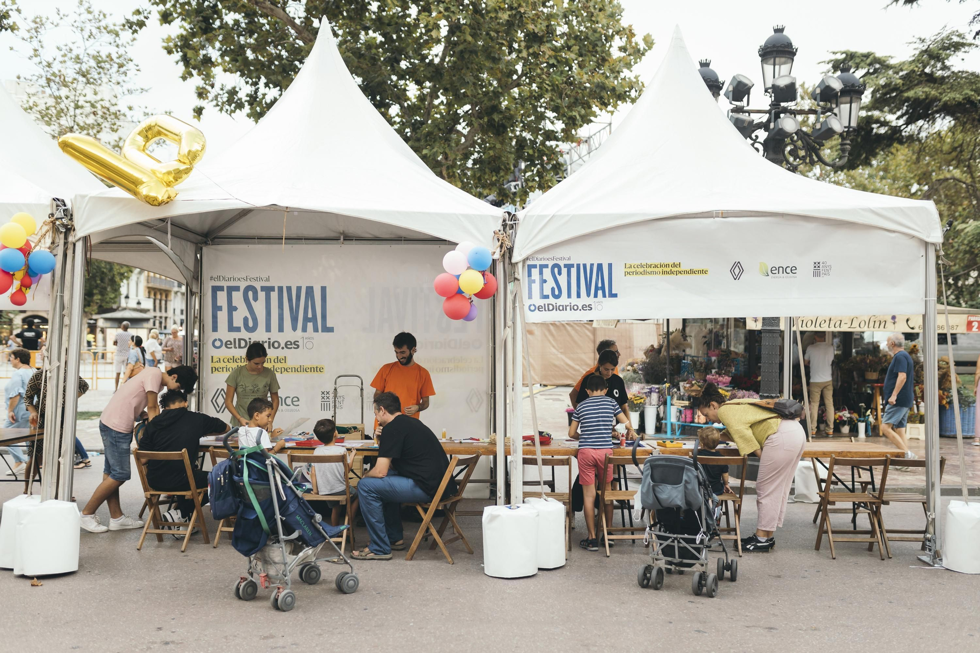 Madres y padres acompañando a sus hijos/as a los talleres infantiles