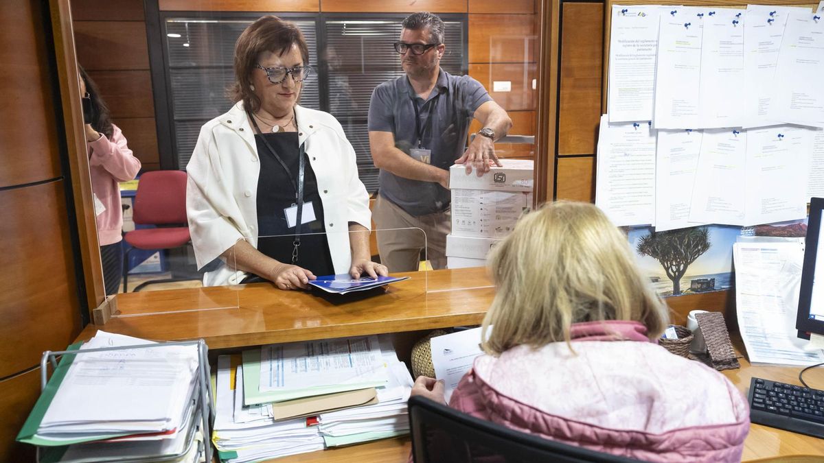 Doris Borrego, entregando las firmas en el Parlamento de Canarias.