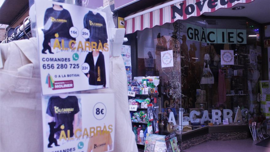 'Merchandising' de la película, en una calle de Alcarràs.