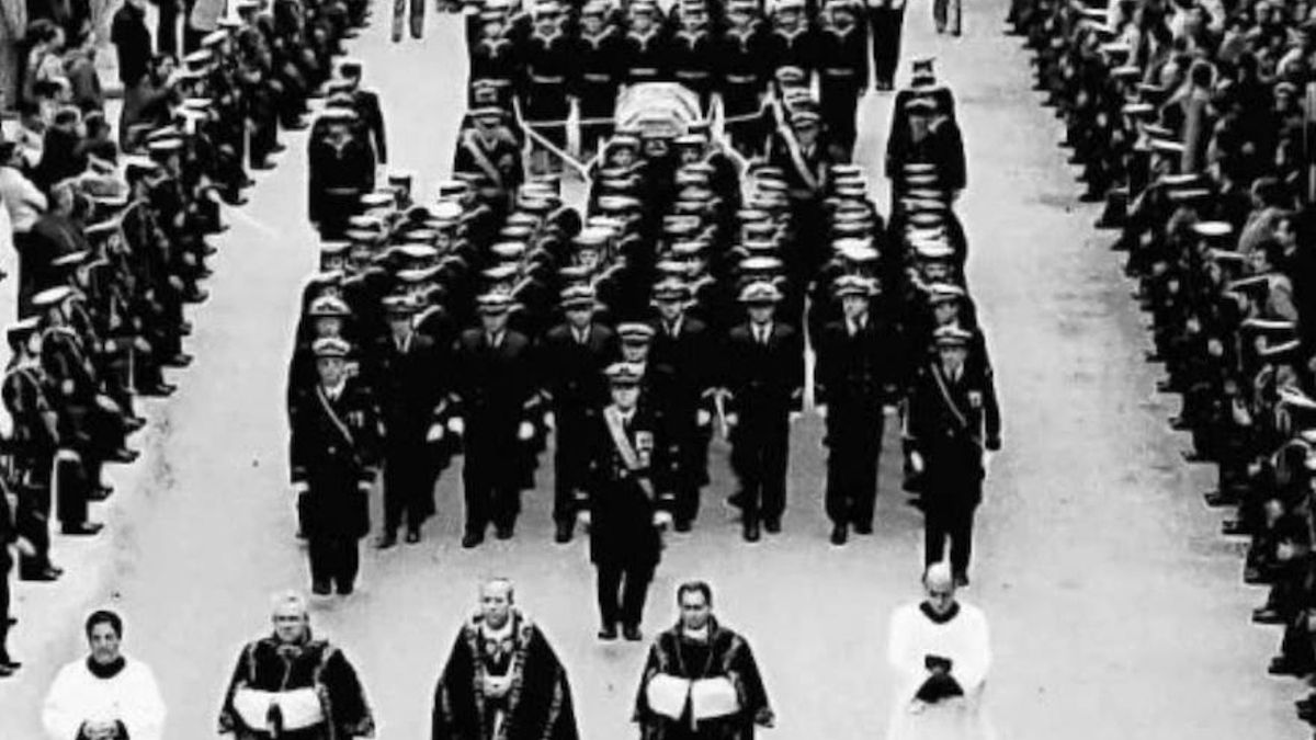 Comitiva fúnebre con los restos de Alfonso XIII 