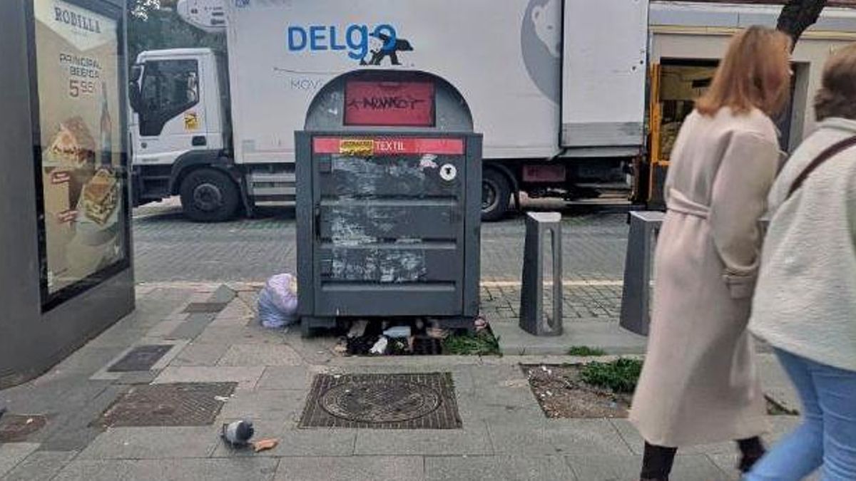 Contenedor de ropa usada en la plaza de Prosperidad donde fue hallado el cadáver