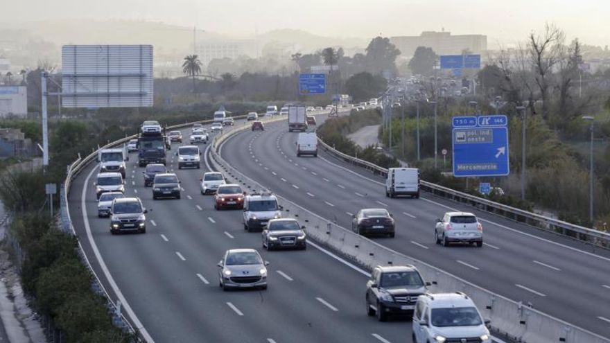 La autovía A-30 que une Cartagena y Albacete a su paso por Murcia, al fondo la pedanía del Palmar bajo una nube de contaminación.