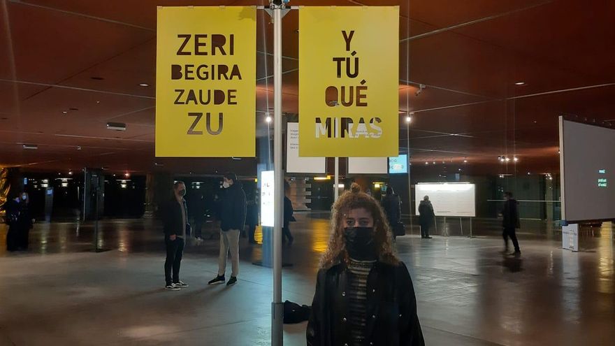 Irene Cuesta del Cura junto a su obra en Azkuna Zentroa