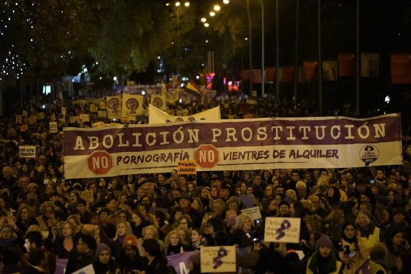 "Abolición prostitución", una de las pancartas de la marcha del 25N en Madrid