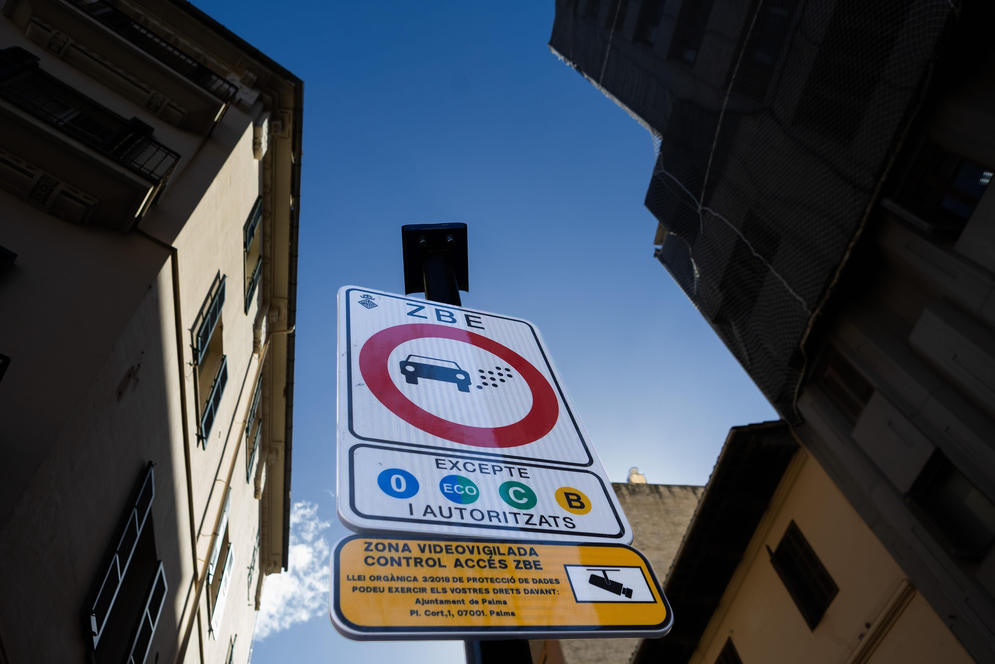 Una de las señales indicativas del perímetro de la ZBE instaladas en Palma