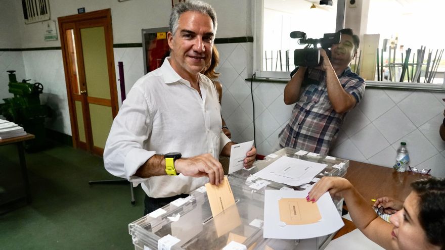Elías Bendodo, secretario general del PP y candidato número uno al Congreso por Málaga, ejerce su derecho al voto en las elecciones generales del 23 de julio