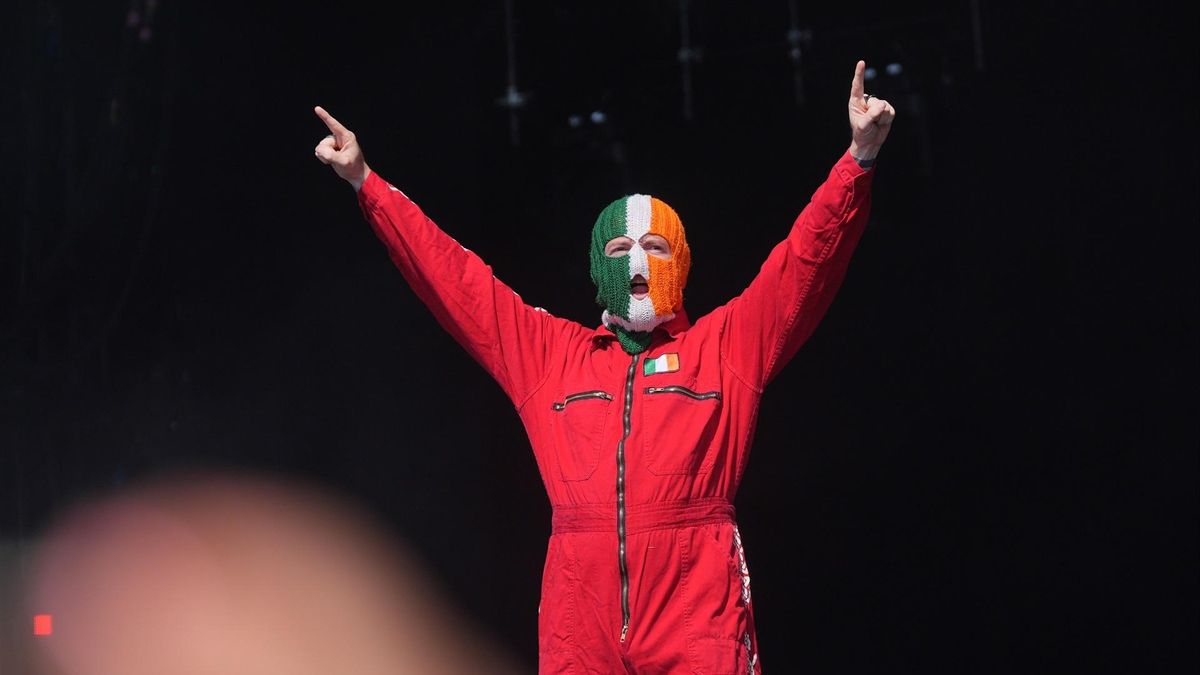 Un integrante del grupo Kneecap durante su actuación en el Festival Glastonbury, en Inglaterra, el 28 de junio.