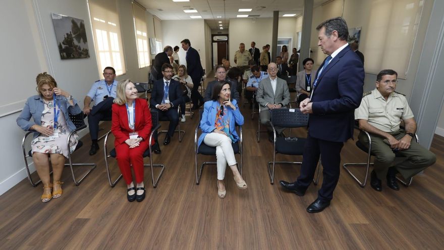 La Ministra de Defensa, Margarita Robles, en su visita a la Fábrica de Armas de Trubia.